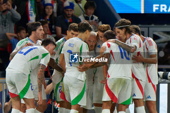 2024-09-06 - Federico Dimarco of Italy celebrates after scoring a goal with teammates - FRANCE VS ITALY - UEFA NATIONS LEAGUE - SOCCER