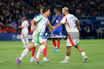 2024-09-06 - Giacomo Raspadori of Italy celebrates after scoring a goal with Federico Dimarco of Italy - FRANCE VS ITALY - UEFA NATIONS LEAGUE - SOCCER