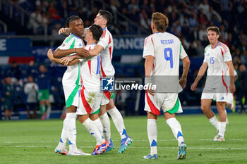 2024-09-06 - Giacomo Raspadori of Italy celebrates after scoring a goal with teammates - FRANCE VS ITALY - UEFA NATIONS LEAGUE - SOCCER