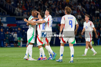 2024-09-06 - Giacomo Raspadori of Italy celebrates after scoring a goal with teammates - FRANCE VS ITALY - UEFA NATIONS LEAGUE - SOCCER