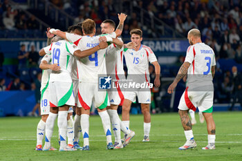 2024-09-06 - Giacomo Raspadori of Italy celebrates after scoring a goal with teammates - FRANCE VS ITALY - UEFA NATIONS LEAGUE - SOCCER