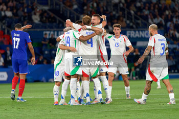 2024-09-06 - Giacomo Raspadori of Italy celebrates after scoring a goal with teammates - FRANCE VS ITALY - UEFA NATIONS LEAGUE - SOCCER