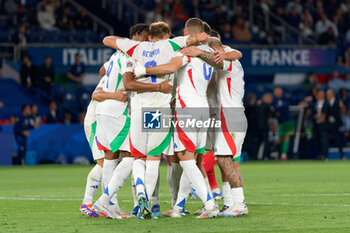 2024-09-06 - Giacomo Raspadori of Italy celebrates after scoring a goal with teammates - FRANCE VS ITALY - UEFA NATIONS LEAGUE - SOCCER