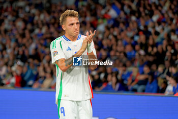 2024-09-06 - Mateo Retegui of Italy applauds fans - FRANCE VS ITALY - UEFA NATIONS LEAGUE - SOCCER