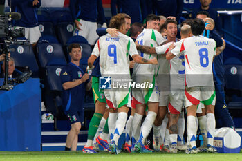 2024-09-06 - Davide Frattesi of Italy celebrates after scoring a goal with teammates - FRANCE VS ITALY - UEFA NATIONS LEAGUE - SOCCER