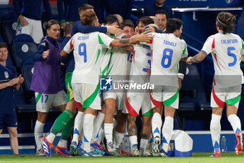 2024-09-06 - Davide Frattesi of Italy celebrates after scoring a goal with teammates - FRANCE VS ITALY - UEFA NATIONS LEAGUE - SOCCER