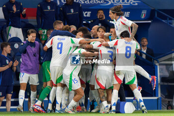 2024-09-06 - Davide Frattesi of Italy celebrates after scoring a goal with teammates - FRANCE VS ITALY - UEFA NATIONS LEAGUE - SOCCER