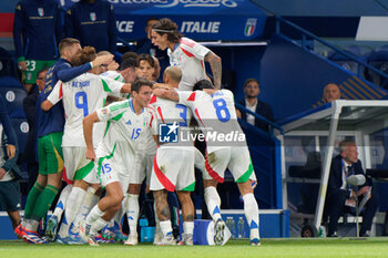 2024-09-06 - Davide Frattesi of Italy celebrates after scoring a goal with teammates - FRANCE VS ITALY - UEFA NATIONS LEAGUE - SOCCER