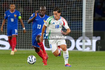 2024-09-06 - Giacomo Raspadori of Italy in action against N'Golo Kante of France - FRANCE VS ITALY - UEFA NATIONS LEAGUE - SOCCER