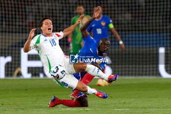 2024-09-06 - Giacomo Raspadori of Italy in action against N'Golo Kante of France - FRANCE VS ITALY - UEFA NATIONS LEAGUE - SOCCER