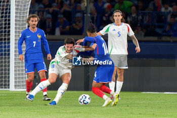 2024-09-06 - Sandro Tonali of Italy in action against Michael Olise of France - FRANCE VS ITALY - UEFA NATIONS LEAGUE - SOCCER