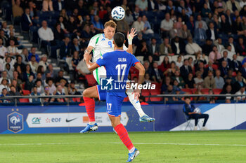 2024-09-06 - Mateo Retegui of Italy anf William Saliba of France - FRANCE VS ITALY - UEFA NATIONS LEAGUE - SOCCER