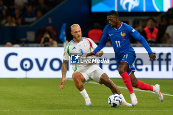 2024-09-06 - Federico Dimarco of Italy in action against Ousmane Dembele of France - FRANCE VS ITALY - UEFA NATIONS LEAGUE - SOCCER