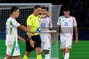 2024-09-06 - Giovanni Di Lorenzo of Italy protests with the referee Sandro Scharer of Switzerland - FRANCE VS ITALY - UEFA NATIONS LEAGUE - SOCCER