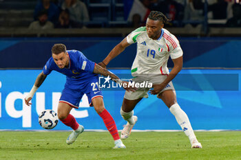 2024-09-06 - Jonathan Clauss of France in action against Destiny Udogie of Italy - FRANCE VS ITALY - UEFA NATIONS LEAGUE - SOCCER