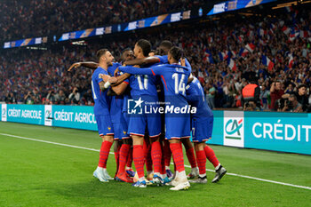 2024-09-06 - Bradley Barcola of France celebrates after scoring a goal with teammates - FRANCE VS ITALY - UEFA NATIONS LEAGUE - SOCCER