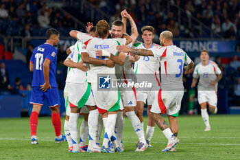 2024-09-06 - Giacomo Raspadori of Italy celebrates after scoring a goal with teammates - FRANCE VS ITALY - UEFA NATIONS LEAGUE - SOCCER