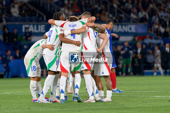 2024-09-06 - Giacomo Raspadori of Italy celebrates after scoring a goal with teammates - FRANCE VS ITALY - UEFA NATIONS LEAGUE - SOCCER