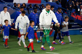 2024-09-06 - Gianluigi Donnarumma of Italy enter the field - FRANCE VS ITALY - UEFA NATIONS LEAGUE - SOCCER