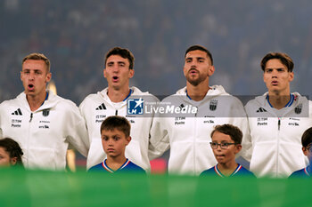 2024-09-06 - Davide Frattesi, Andrea Cambiaso, Lorenzo Pellegrini and Samuele Ricci of Italy line up during the National Anthems - FRANCE VS ITALY - UEFA NATIONS LEAGUE - SOCCER