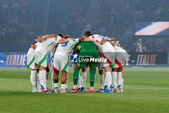 2024-09-06 - The Italy players hug each other - FRANCE VS ITALY - UEFA NATIONS LEAGUE - SOCCER