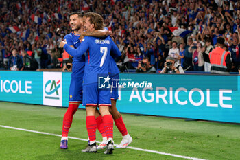 2024-09-06 - Bradley Barcola of France celebrates after scoring a goal with Antoine Griezmann and Theo Hernandez of France - FRANCE VS ITALY - UEFA NATIONS LEAGUE - SOCCER