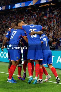 2024-09-06 - Bradley Barcola of France celebrates after scoring a goal with teammates - FRANCE VS ITALY - UEFA NATIONS LEAGUE - SOCCER