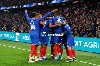 2024-09-06 - Bradley Barcola of France celebrates after scoring a goal with teammates - FRANCE VS ITALY - UEFA NATIONS LEAGUE - SOCCER