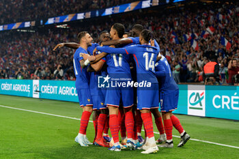 2024-09-06 - Bradley Barcola of France celebrates after scoring a goal with teammates - FRANCE VS ITALY - UEFA NATIONS LEAGUE - SOCCER