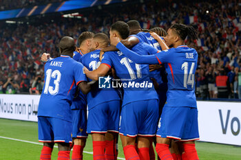 2024-09-06 - Bradley Barcola of France celebrates after scoring a goal with teammates - FRANCE VS ITALY - UEFA NATIONS LEAGUE - SOCCER