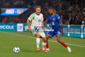 2024-09-06 - Bradley Barcola of France in action against Davide Frattesi of Italy - FRANCE VS ITALY - UEFA NATIONS LEAGUE - SOCCER