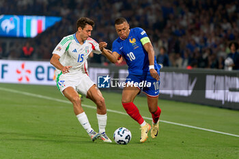 2024-09-06 - Kylian Mbappe of France in action against Andrea Cambiaso of Italy - FRANCE VS ITALY - UEFA NATIONS LEAGUE - SOCCER