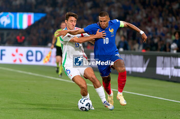 2024-09-06 - Kylian Mbappe of France in action against Andrea Cambiaso of Italy - FRANCE VS ITALY - UEFA NATIONS LEAGUE - SOCCER