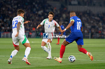 2024-09-06 - Kylian Mbappe of France in action against Samuele Ricci of Italy - FRANCE VS ITALY - UEFA NATIONS LEAGUE - SOCCER