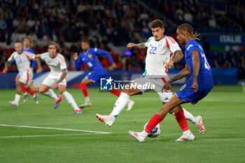 2024-09-06 - Bradley Barcola of France in action against Giovanni Di Lorenzo of Italy - FRANCE VS ITALY - UEFA NATIONS LEAGUE - SOCCER