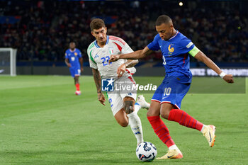 2024-09-06 - Kylian Mbappe of France in action against Giovanni Di Lorenzo of Italy - FRANCE VS ITALY - UEFA NATIONS LEAGUE - SOCCER