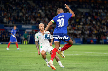 2024-09-06 - Kylian Mbappe of France in action against Federico Dimarco of Italy - FRANCE VS ITALY - UEFA NATIONS LEAGUE - SOCCER