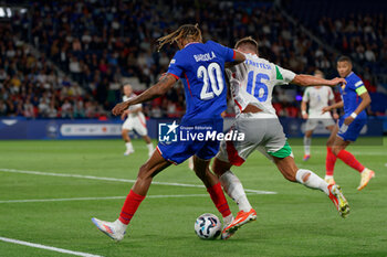 2024-09-06 - Bradley Barcola of France in action against Davide Frattesi of Italy - FRANCE VS ITALY - UEFA NATIONS LEAGUE - SOCCER