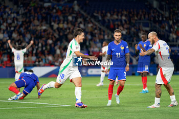 2024-09-06 - Giacomo Raspadori of Italy celebrates after scoring a goal with Federico Dimarco of Italy - FRANCE VS ITALY - UEFA NATIONS LEAGUE - SOCCER