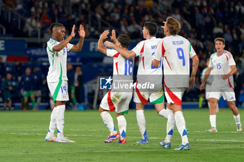 2024-09-06 - Giacomo Raspadori of Italy celebrates after scoring a goal with Destiny Udogie of Italy - FRANCE VS ITALY - UEFA NATIONS LEAGUE - SOCCER