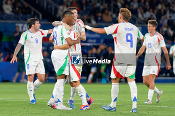 2024-09-06 - Giacomo Raspadori of Italy celebrates after scoring a goal with Destiny Udogie of Italy - FRANCE VS ITALY - UEFA NATIONS LEAGUE - SOCCER