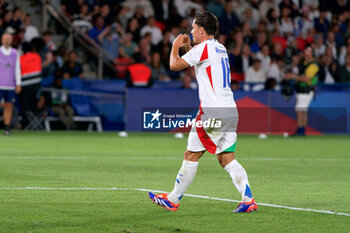 2024-09-06 - Giacomo Raspadori of Italy celebrates after scoring a goal - FRANCE VS ITALY - UEFA NATIONS LEAGUE - SOCCER