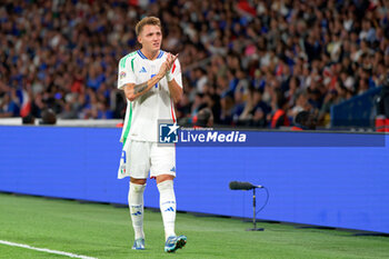 2024-09-06 - Mateo Retegui of Italy applauds fans - FRANCE VS ITALY - UEFA NATIONS LEAGUE - SOCCER