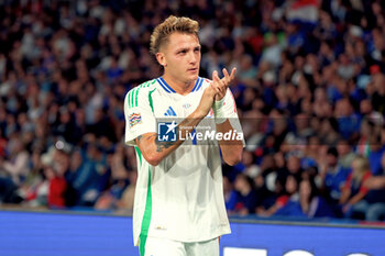 2024-09-06 - Mateo Retegui of Italy applauds fans - FRANCE VS ITALY - UEFA NATIONS LEAGUE - SOCCER