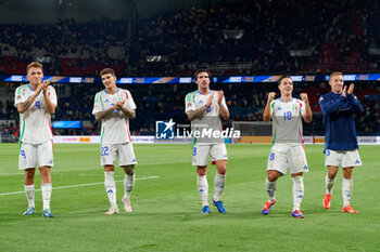 2024-09-06 - Mateo Retegui, Giovanni Di Lorenzo, Sandro Tonali, Giacomo Raspadori and Davide Frattesi of Italy applauds fans - FRANCE VS ITALY - UEFA NATIONS LEAGUE - SOCCER