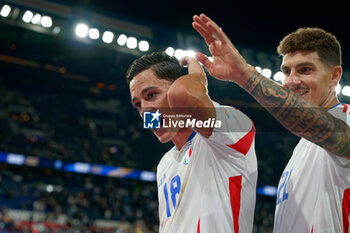 2024-09-06 - Giacomo Raspadori of Italy and Giovanni Di Lorenzo of Italy greet the fans - FRANCE VS ITALY - UEFA NATIONS LEAGUE - SOCCER