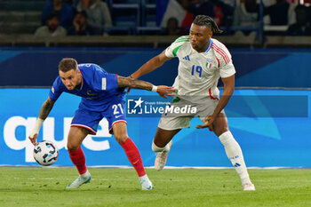 2024-09-06 - Jonathan Clauss of France in action against Destiny Udogie of Italy - FRANCE VS ITALY - UEFA NATIONS LEAGUE - SOCCER