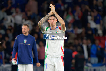 2024-09-06 - Alessandro Bastoni of Italy applauds fans - FRANCE VS ITALY - UEFA NATIONS LEAGUE - SOCCER