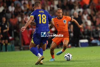 2024-09-07 - Xavi Simons of Netherlands runs with the ball during the UEFA Nations League match between Netherlands and Bosnia & Herzegovina at Philips Stadion on September 7, 2024 in Eindhoven, Netherlands - FOOTBALL - NATIONS LEAGUE - NETHERLANDS V BOSNIA - UEFA NATIONS LEAGUE - SOCCER