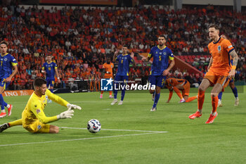 2024-09-07 - Wout Weghorst of Netherlands shoots to score during the UEFA Nations League match between Netherlands and Bosnia & Herzegovina at Philips Stadion on September 7, 2024 in Eindhoven, Netherlands - FOOTBALL - NATIONS LEAGUE - NETHERLANDS V BOSNIA - UEFA NATIONS LEAGUE - SOCCER